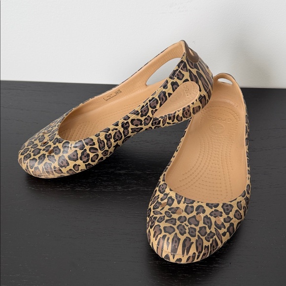 Crocs Kadee Leopard Print Waterproof Flats‎ Size 8W - Picture 3 of 9